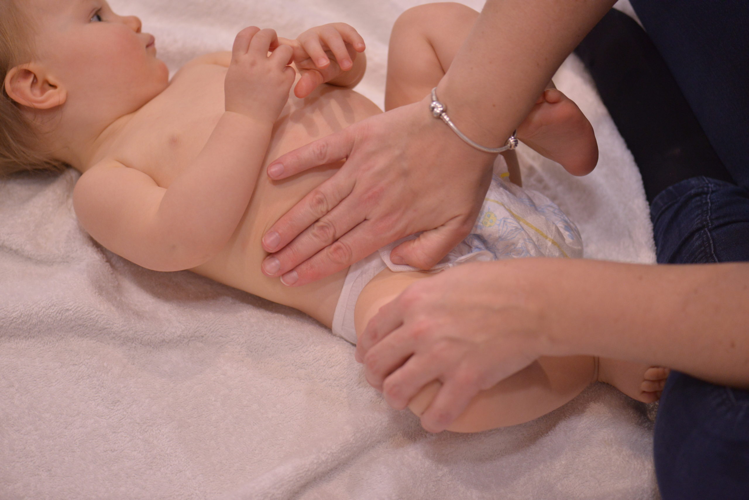 massage bébé spécifique ventre